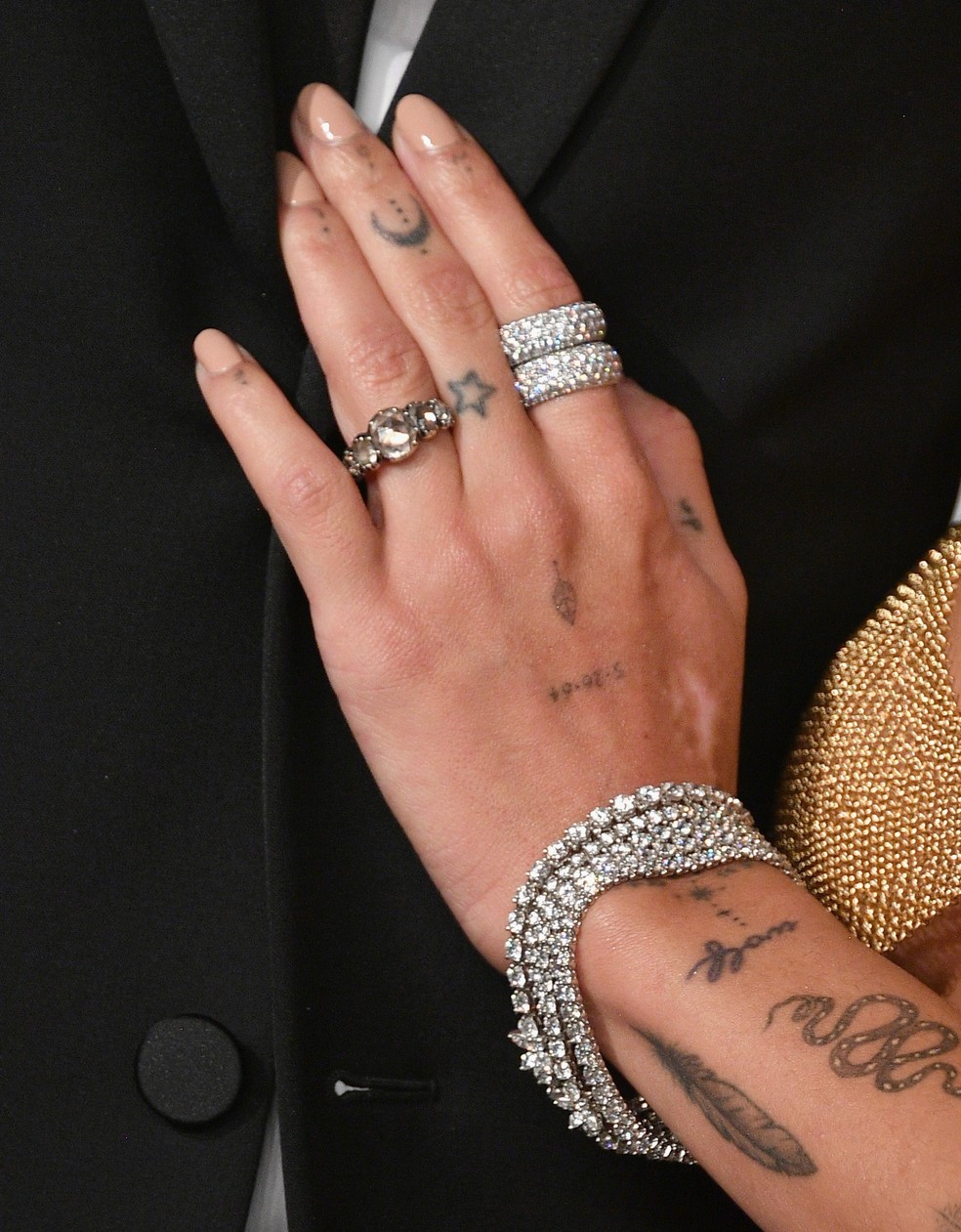 O anel de noivado de Zoë Kravitz (Foto: Getty Images) — Foto: Vogue