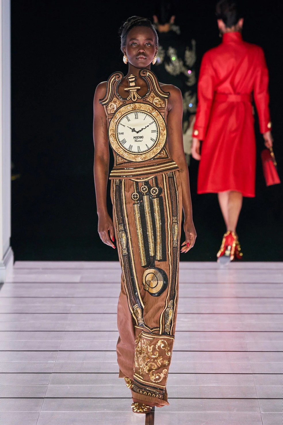 Vestido relógio de avô da Moschino do outono de 2022.  — Foto: Vogue Runway