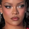 Hit dos anos 2000, o canto interno dos olhos está iluminado (de novo!)