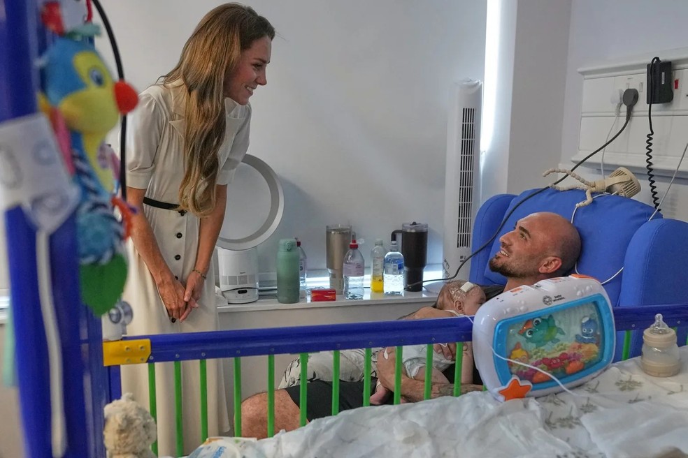 Kate Middleton conversa com pacientes e pais durante sua visita à ala Edward, uma nova ala cardíaca pediátrica, no Hospital Infantil Evelina London, em 6 de julho de 2026, em Londres — Foto: GettyImages