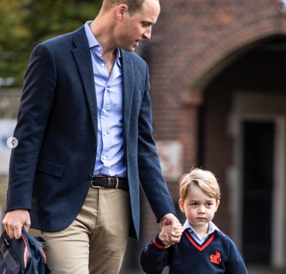 Príncipe George e príncipe William a caminho da escola (Foto: Reprodução/Instagram/@kensingtonroyal) — Foto: Vogue