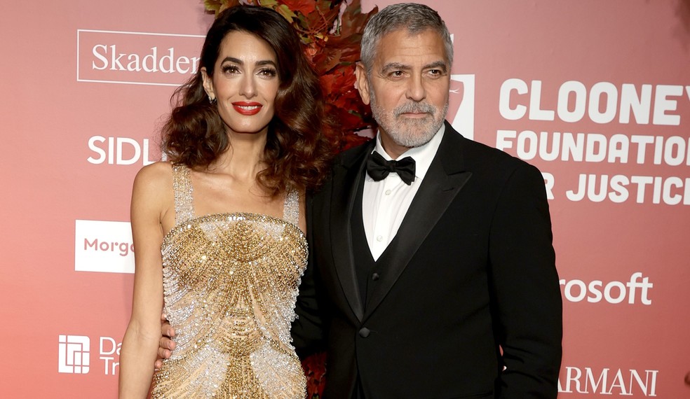 Amal Clooney e George Clooney participam do Clooney Foundation For Justice Inaugural Albie Awards na Biblioteca Pública de Nova York em 29 de setembro de 2022 na cidade de Nova York.  — Foto: (Foto de Arturo Holmes/WireImage)