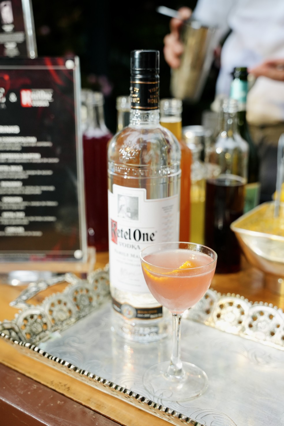 Coquetel Voguish desenvolvido pela bartender Ingrid Medeiros com Ketel One Vodka para o Vogue Celebra — Foto: Bruna Guerra
