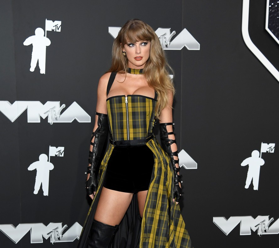 Taylor Swift aposta em look xadrez para o tapete vermelho do VMA 2024