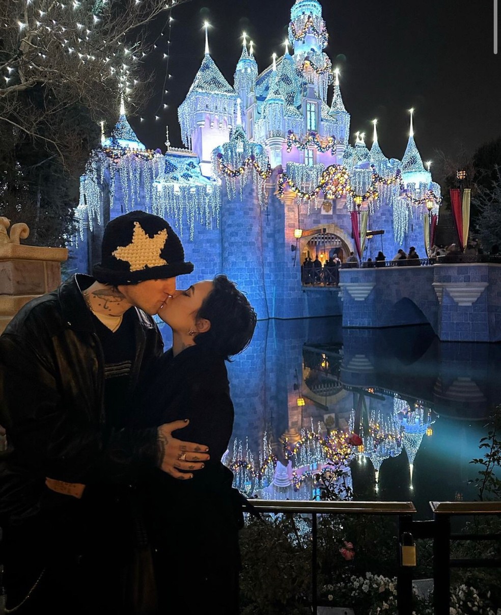 Demi Lovato escolhe a Disney para celebrar primeiro natal com novo namorado