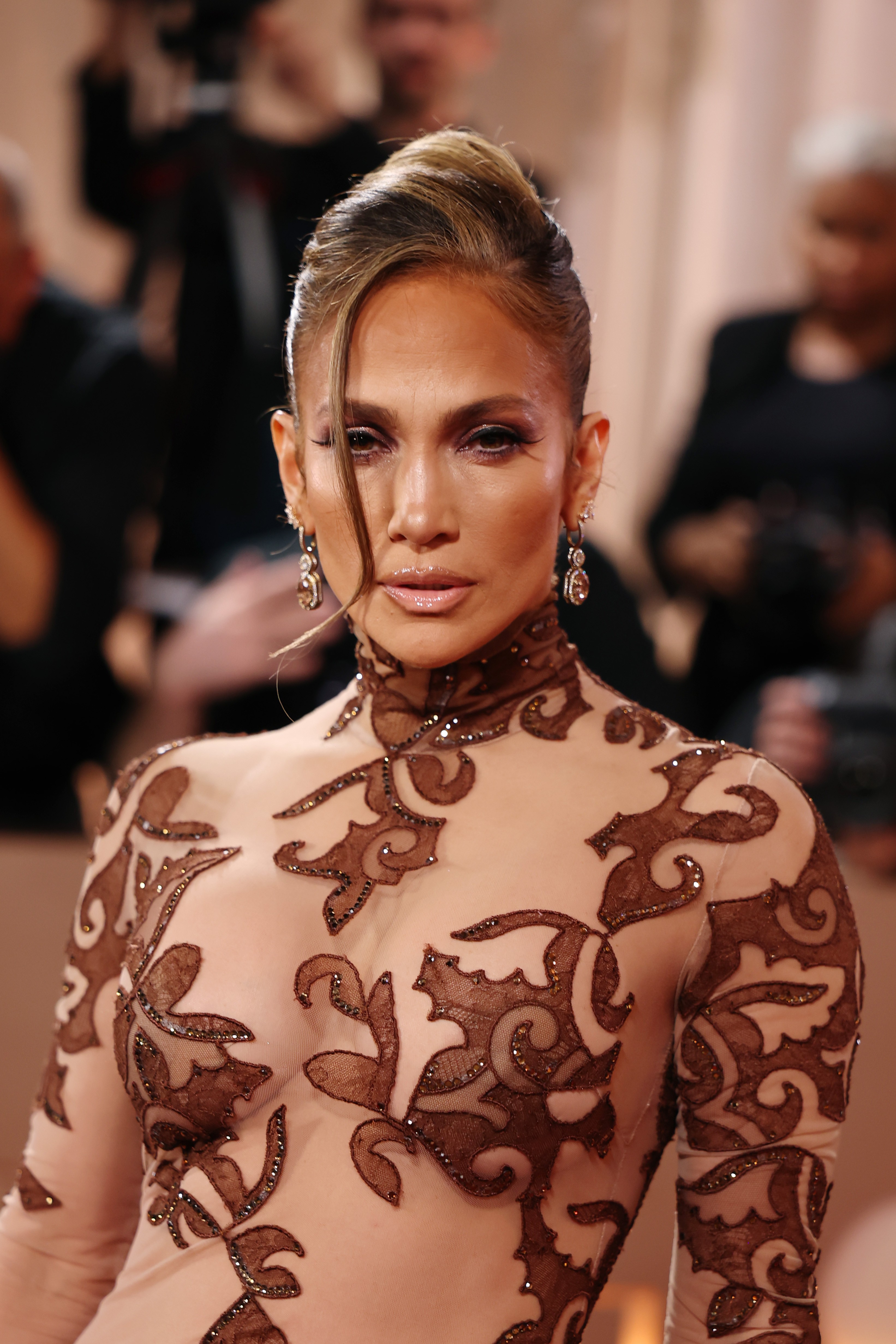 Jennifer Lopez aparece sem maquiagem em novo vídeo