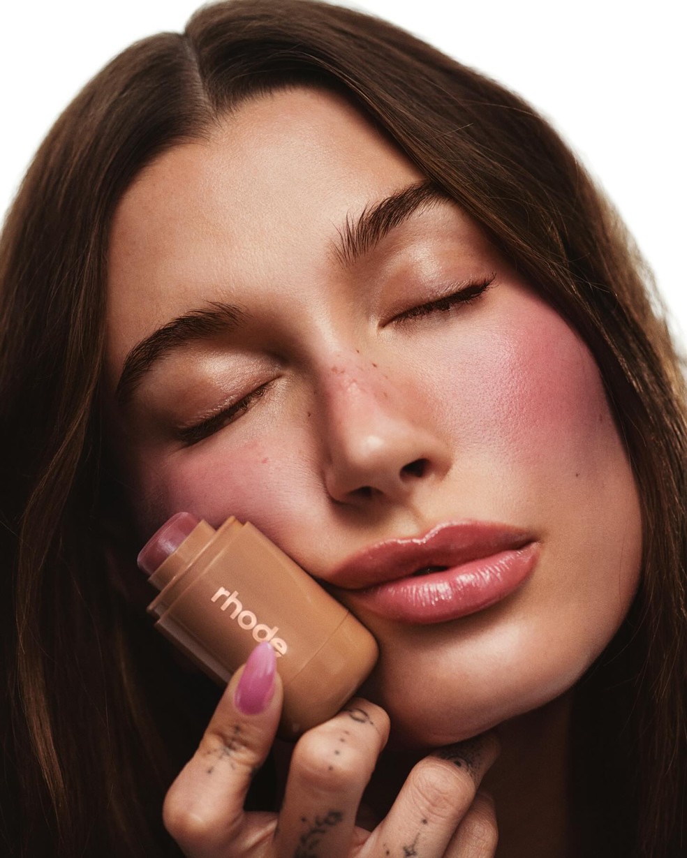Hailey Bieber fala sobre o lançamento de seu novo blush "Sinto que