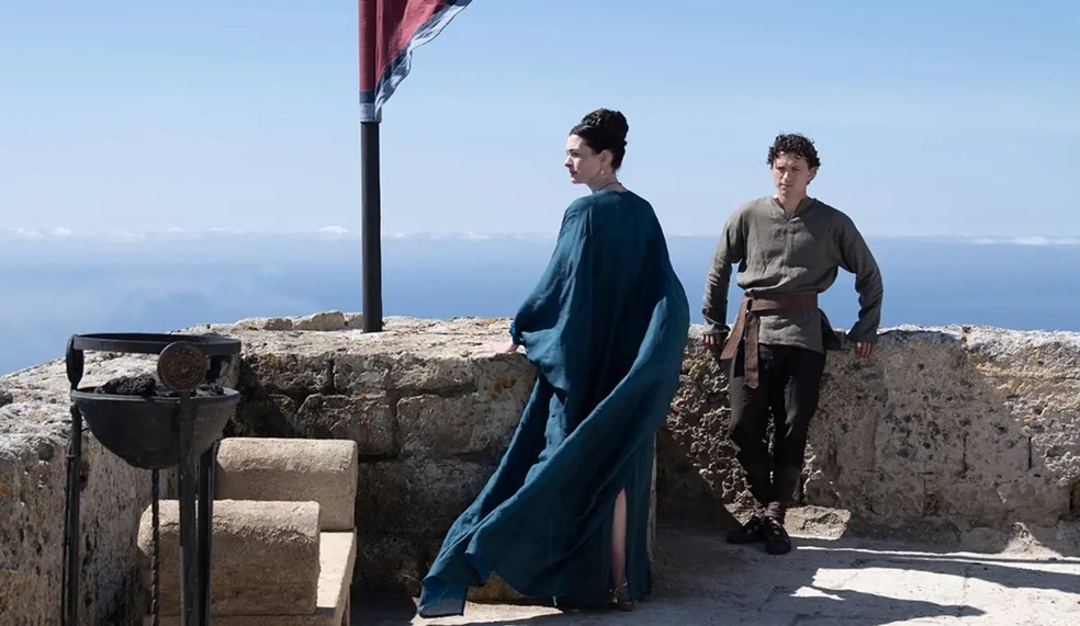 Anne Hathaway e Tom Holland em castelo durante filmagens de "A Odisséia" — Foto: Divulgação