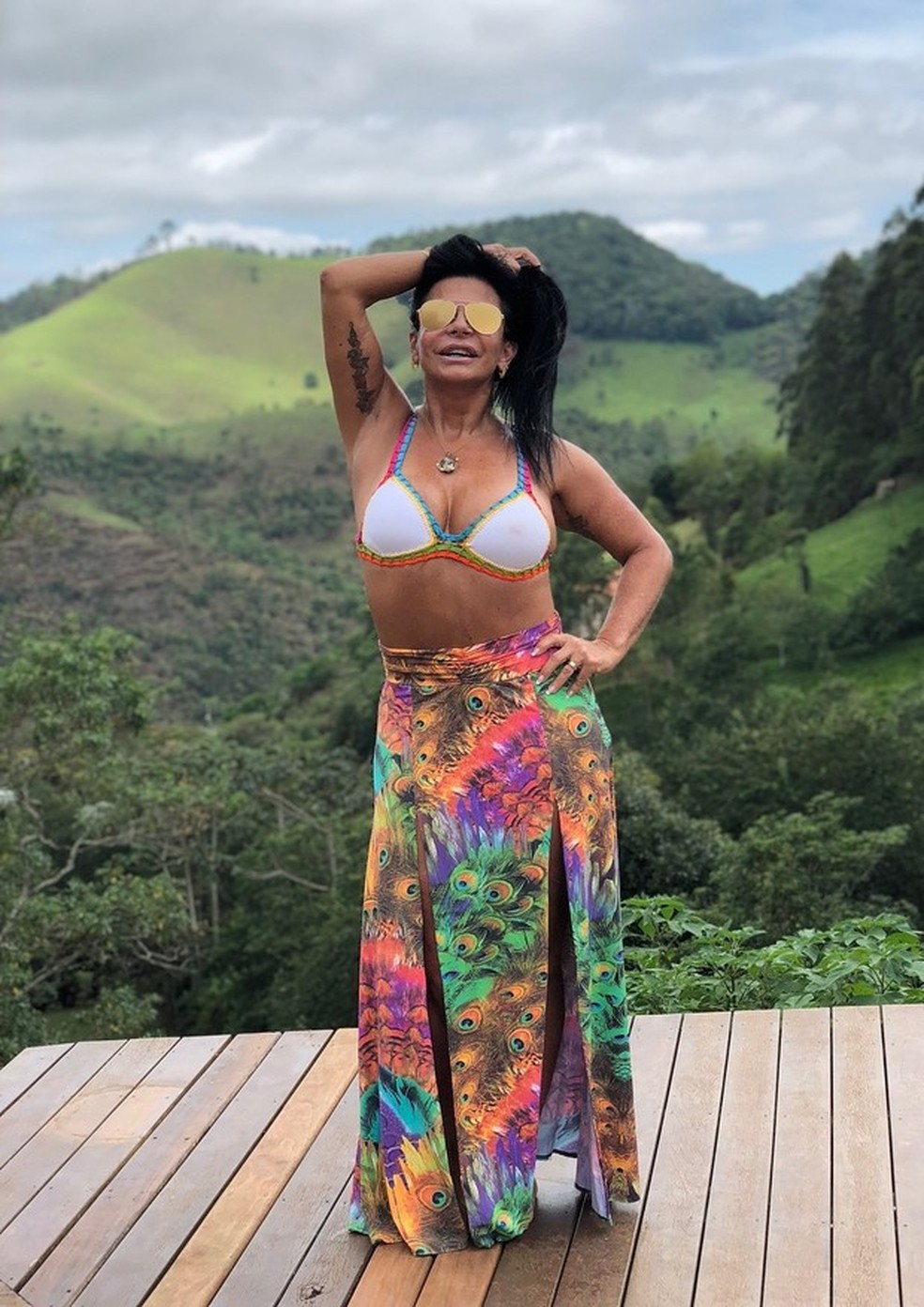 Aos 59 anos Gretchen posa de look praia supercolorido e ostenta