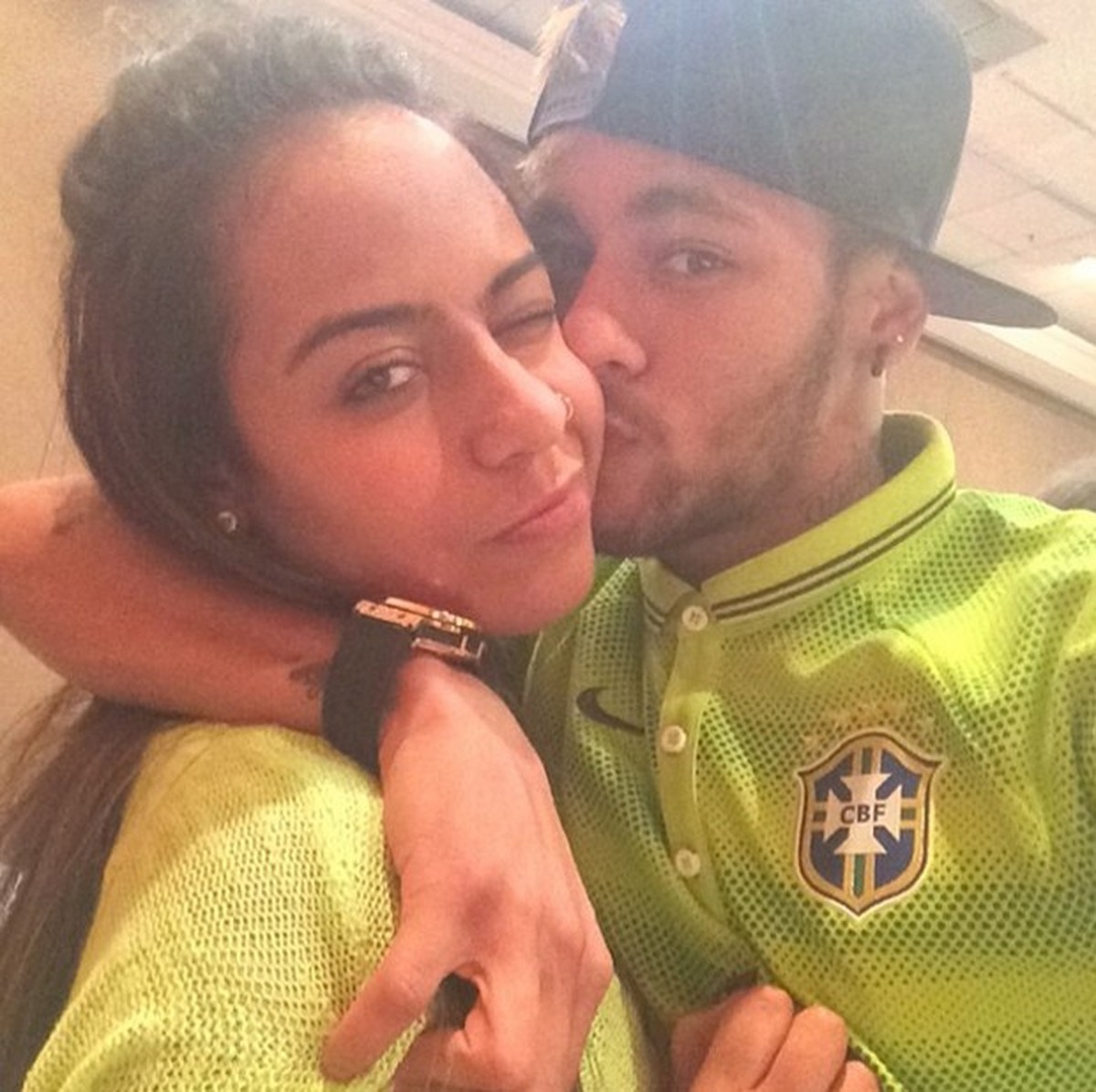 Neymar posta foto com irmã na véspera do jogo contra o Chile