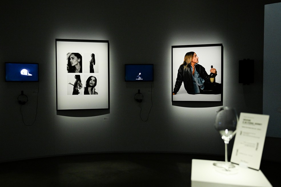 Durante a festa, os convidados prestigiaram a exposição "Creation Is an Eternal Journey" — Foto: Divulgação