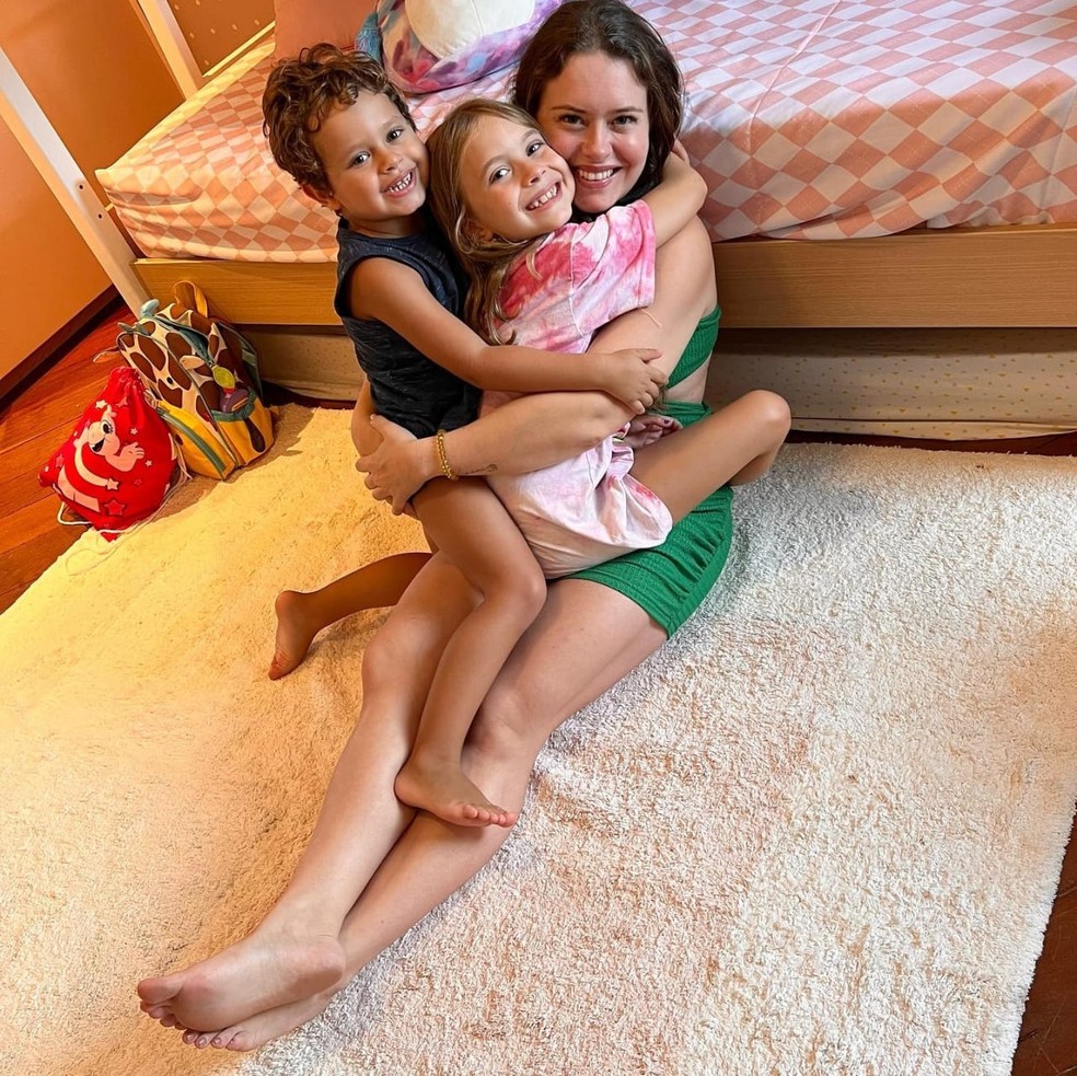 Mari Bridi e os filhos, Valentim e Aurora — Foto: Reprodução/Instagram