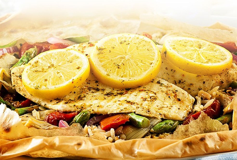 Fish in a Bag aprenda a receita de um prato leve e saboroso com filé de tilápia Lifestyle Vogue