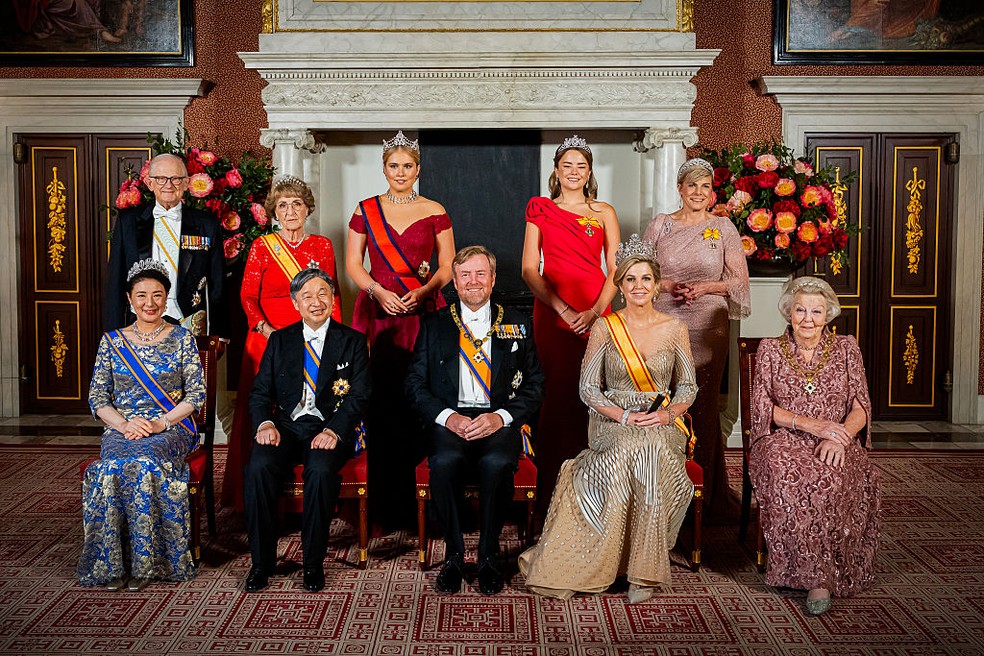 (No sentido horário, a partir da esquerda) Pieter van Vollenhoven, Princesa Margriet, Princesa Catarina-Amalia, Princesa Ariane, Princesa Laurentien, Princesa Beatrix, Rainha Máxima, Rei Willem-Alexander, Imperador Naruhito e Imperatriz Masako posam para uma foto de grupo antes de um banquete de estado no Palácio Real de Amsterdã — Foto: GettyImages