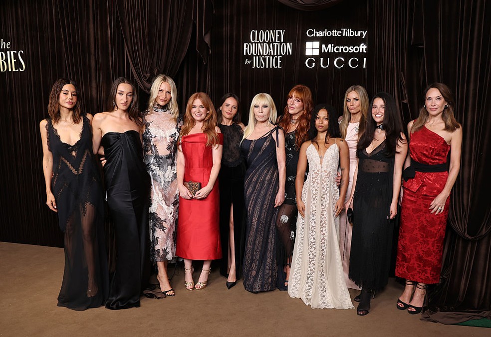 Christine Centenera, Bella Tilbury, Poppy Delevingne, Isla Fisher, Felicity Jones, Donatella Versace, Charlotte Tilbury, Myha'la Herrold, Laura Bailey, Marisa Abela e Claire Forlani — Foto: Getty Images