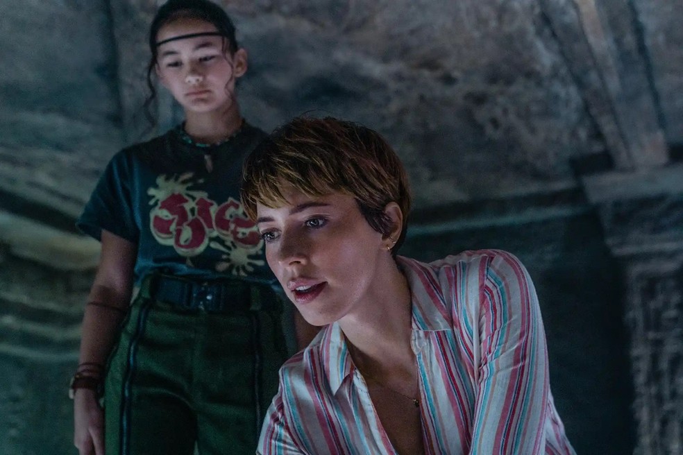 KAYLEE HOTTLE como Jia e REBECCA HALL como Dra. Ilene Andrews em 'Godzilla x Kong: O Novo Império'. — Foto: Warner Bros.