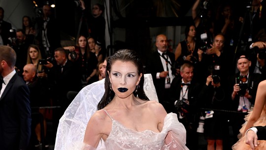 Julia Fox atrai todos os flashes com vestido inusitado em Cannes