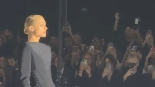 Paris Hilton cruza passarela da Mugler durante a semana de moda parisiense