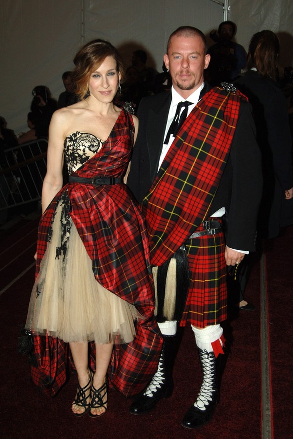 Alexander McQueen e Sarah Jessica Parker no Met Gala de 2006 (Foto: Getty Images) — Foto: Vogue