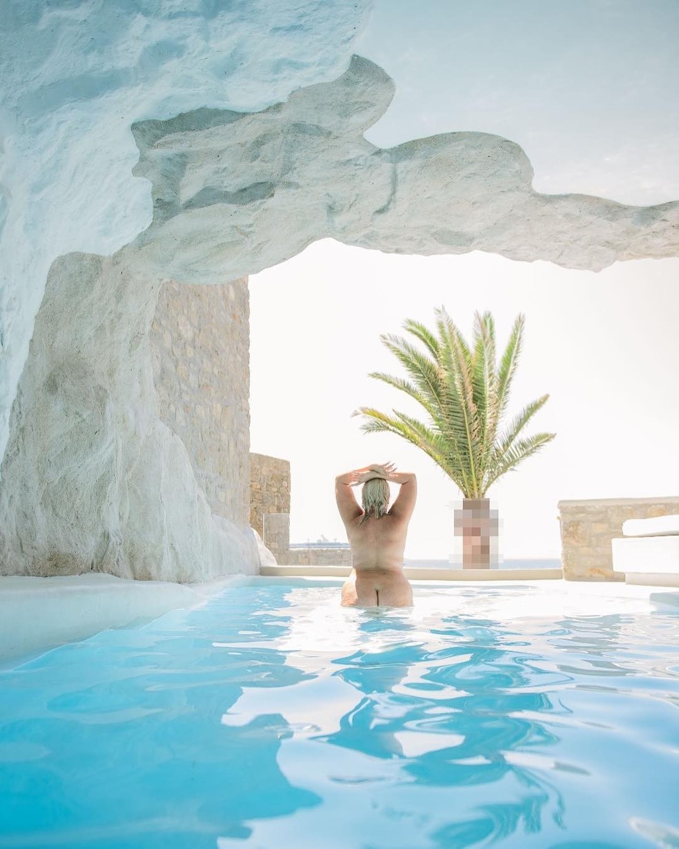Top plus size Felicity Hayward posa nua em Mykonos