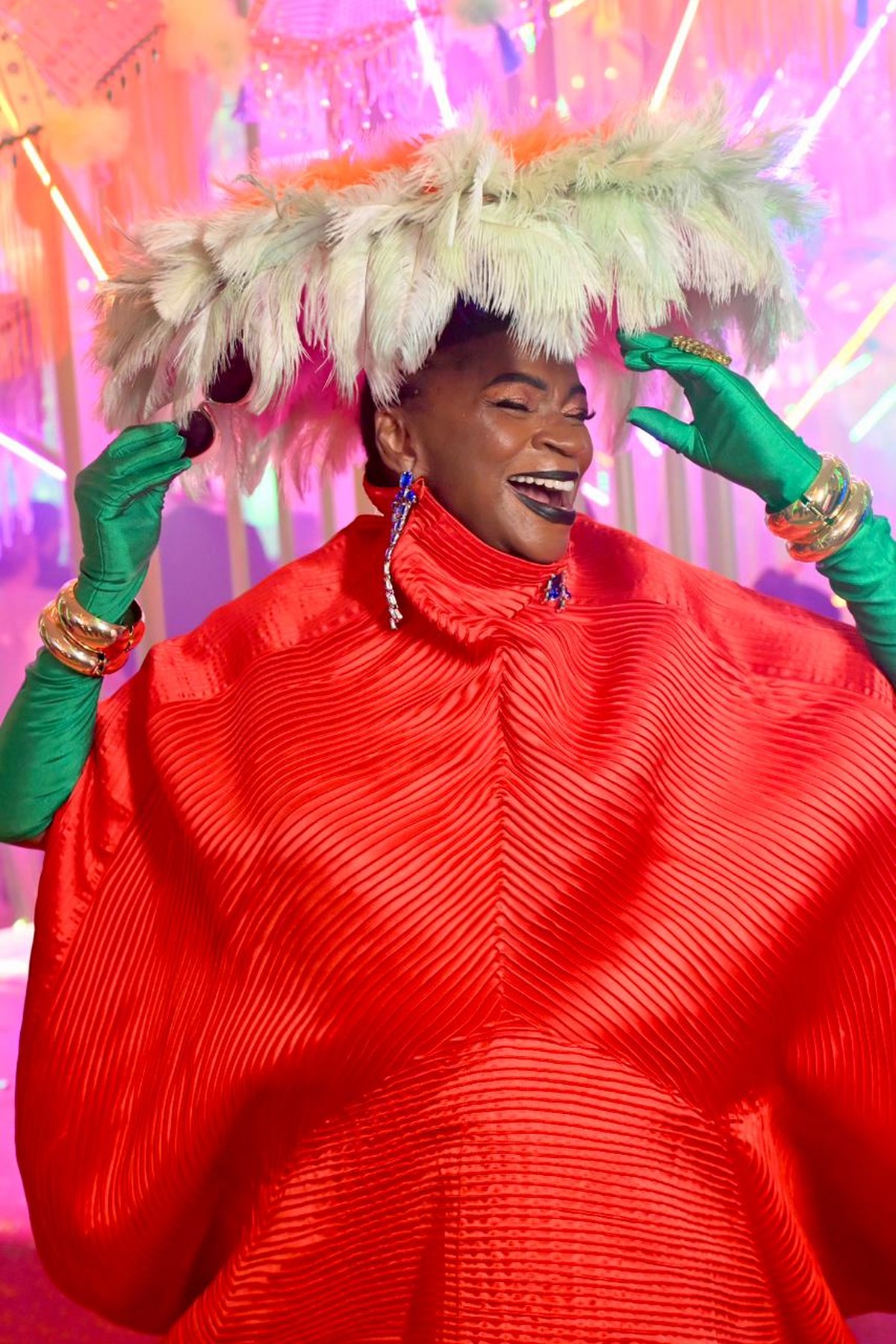 Com look colorido, Zezé Motta lembra legado no Baile da Vogue 2026