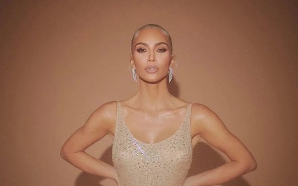 Assim como fez Kim Kardashian, ainda estamos fazendo dietas para entrar em vestidos? — Foto: Vogue
