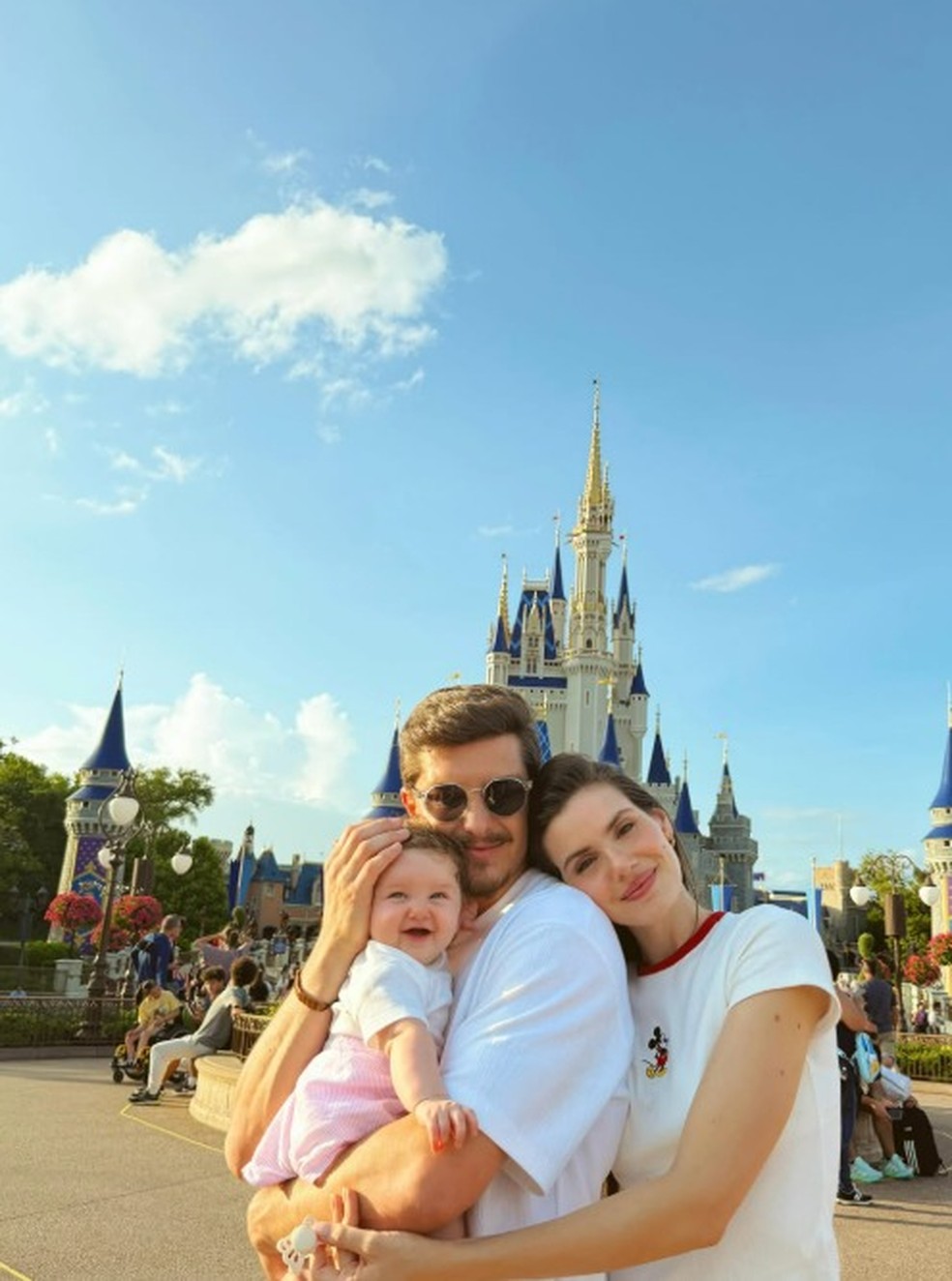 Camila Queiroz e Klebber Toledo levam a filha para a Disney — Foto: Reprodução/Instagram
