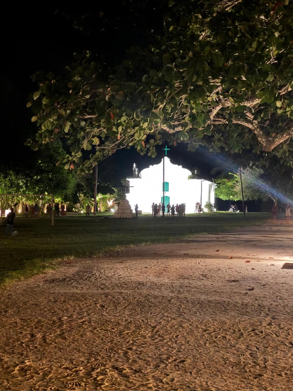 Marcus Buaiz abre álbum de fotos com Isis Valverde em Trancoso — Foto: Reprodução/Instagram