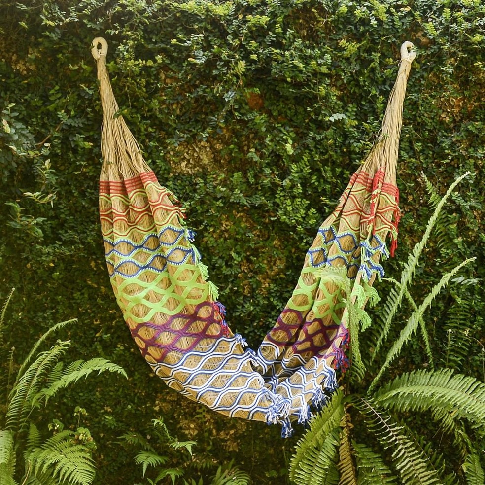 Arte: rede feita e bordada por indígenas Mehinako, do Xingu, com fibra da palmeira de buriti e tecida com tramas de algodão colorido. Na loja Canoa, referência em Paraty — Foto: Reprodução/Instagram