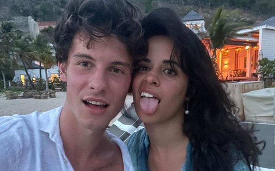 Após serem vistos aos beijos, Camila Cabello e Shawn Mendes passeiam de