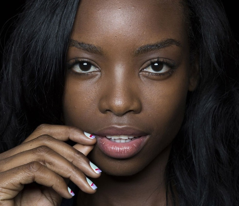 Saiba como cuidar da manicure para manter as unhas belas por mais tempo (Foto: Marcio Madeira) — Foto: Vogue