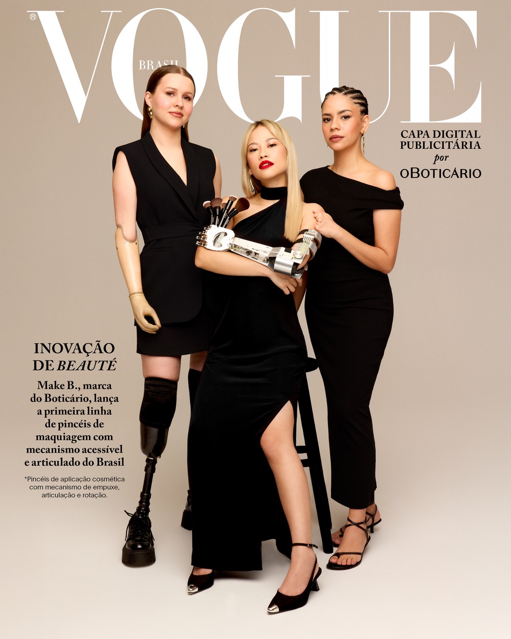 Imagem de capa da revista Vogue com três mulheres elegantes, que usam maquiagem e vestem roupas pretas. As três têm deficiência nos membros superiores e uma delas também tem prótese na perna. Elas posam para a câmera e uma delas segura os pincéis Make B. com a mão com prótese. 
