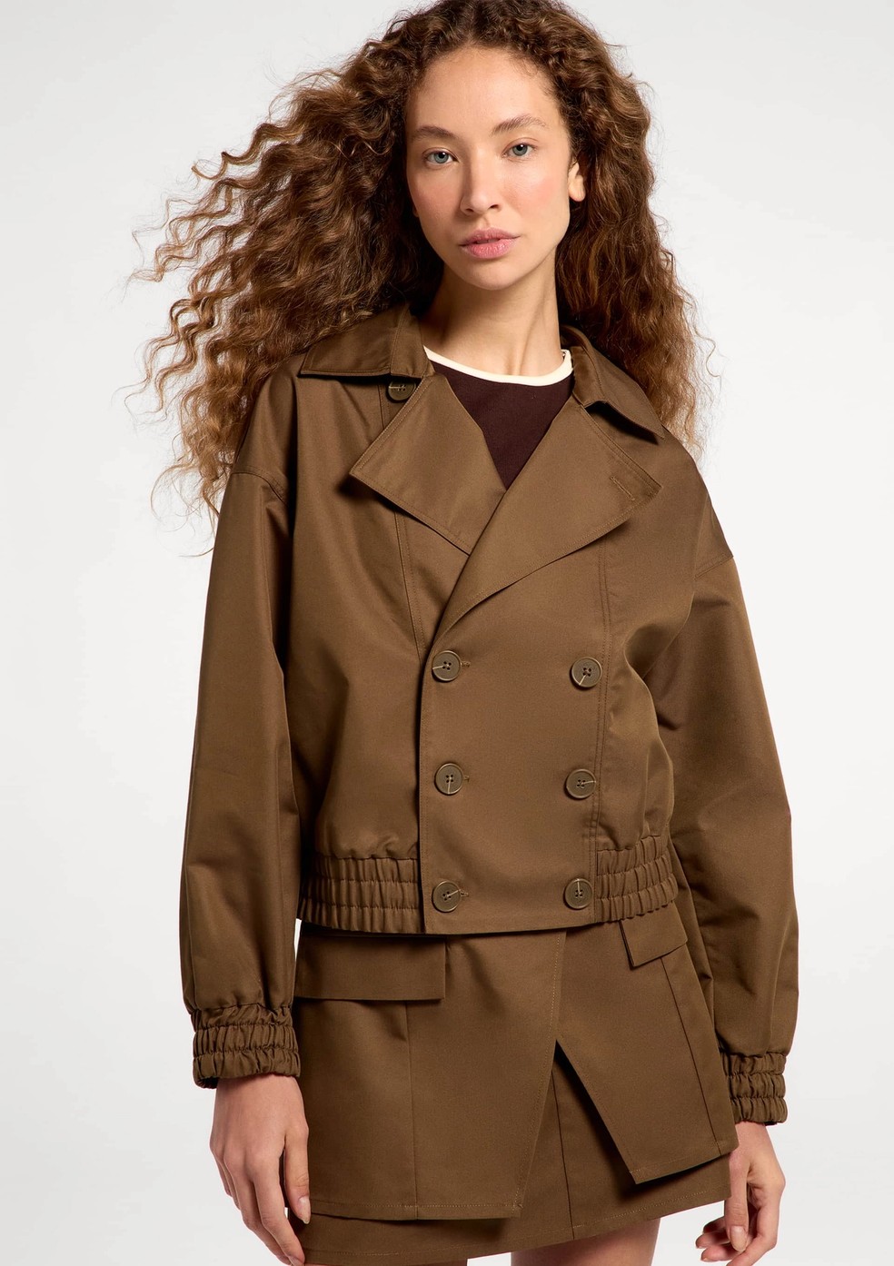 O trench coat cropped segue como tendência em 2026: 8 modelos que a ...