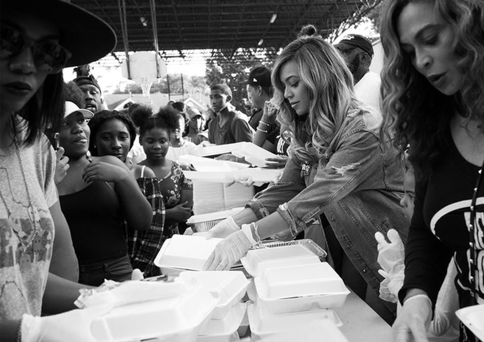 Beyoncé faz trabalho voluntário no Texas