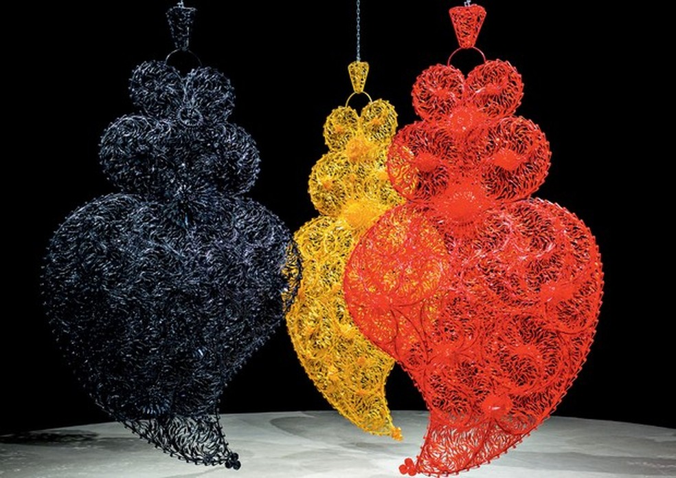 2004 - Talheres de plástico foram usados para montar Corações (Foto: António Cachola Collection/Elvas, Georges Marci Collection/Gstaad e Anne Greuzat/Cortesia La Patinoire Royale) — Foto: Vogue