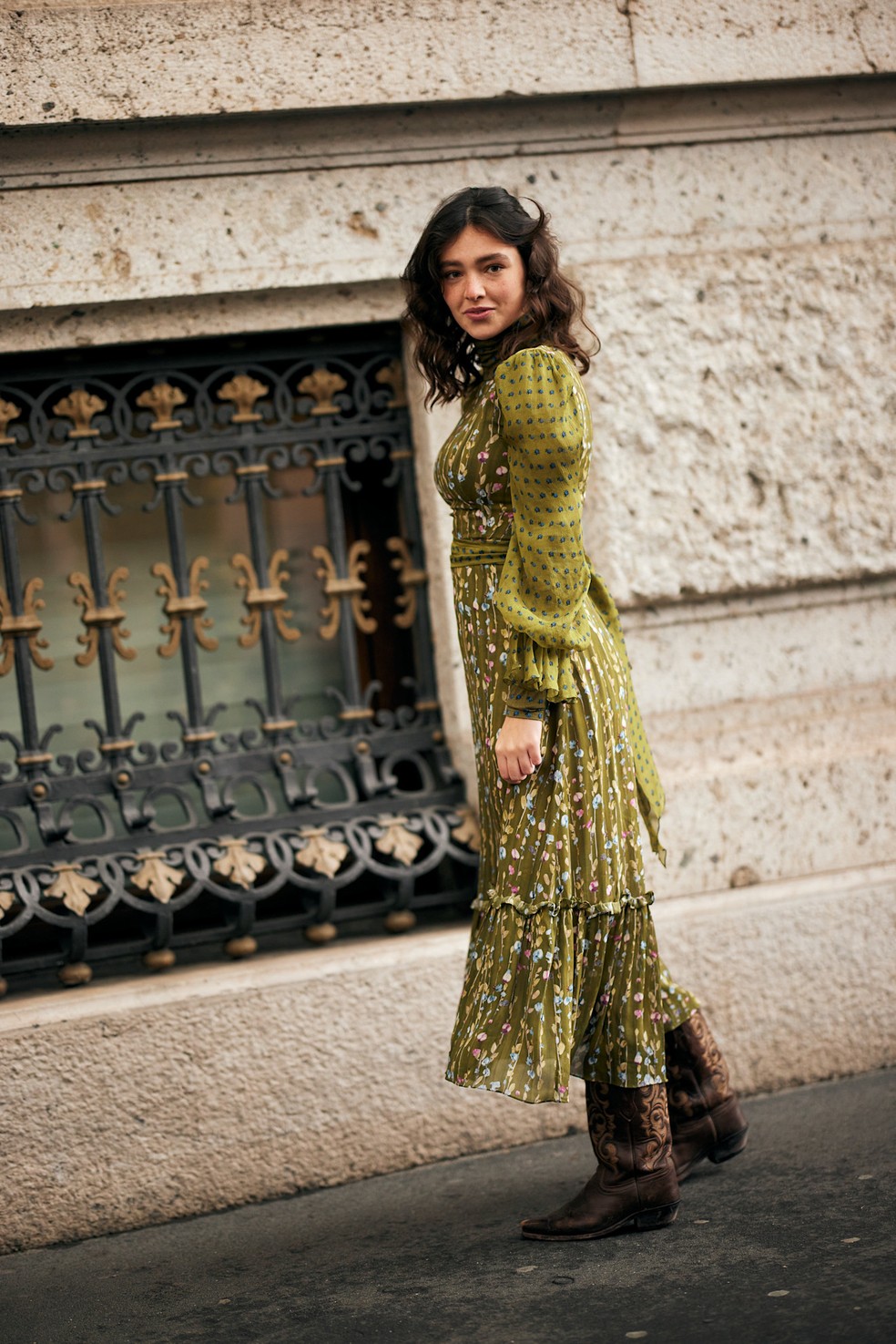 Vestido boho floral no street style — Foto: Launchmetrics Spotlight