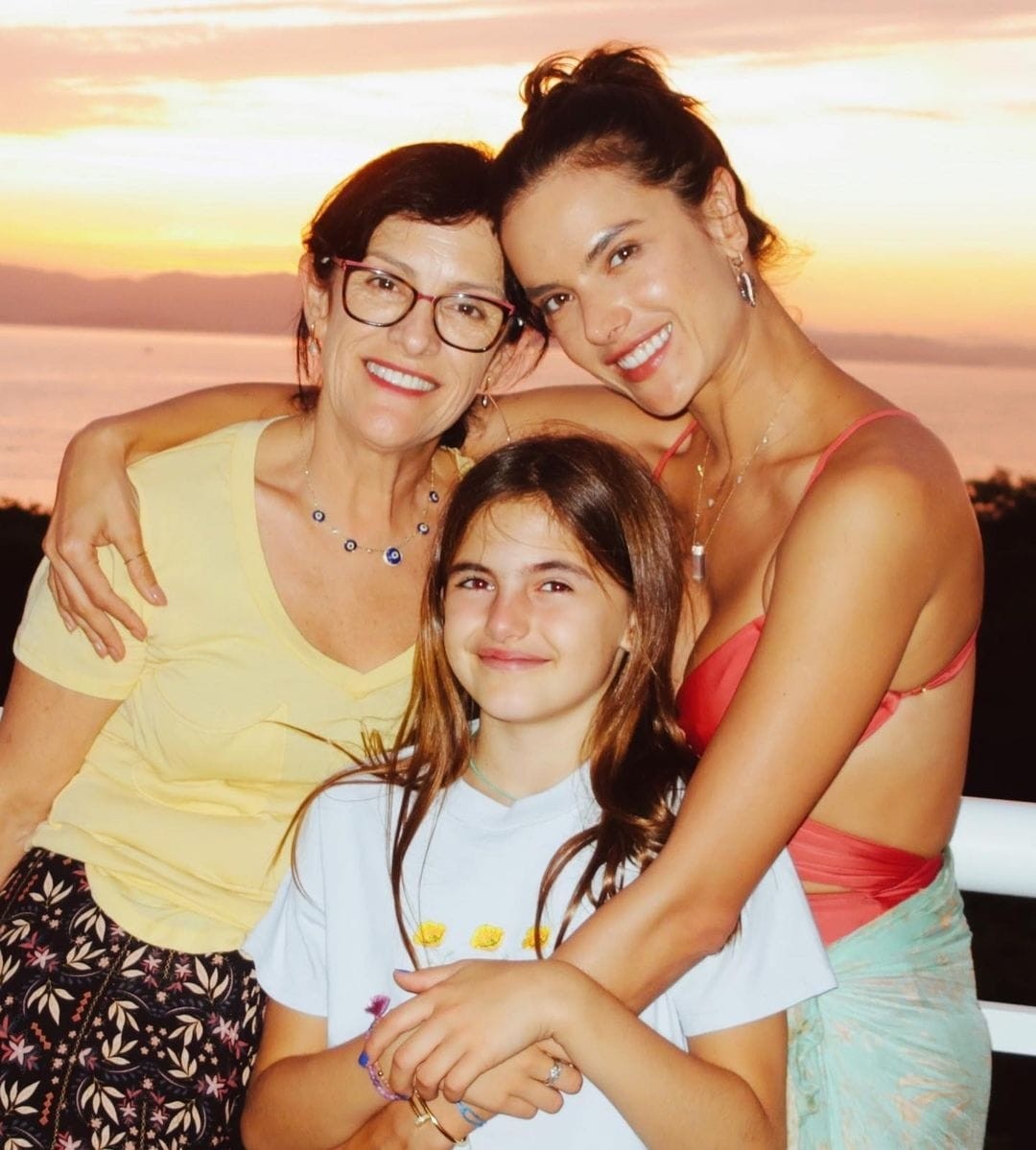 Lucilda Ambrosio, Alessandra Ambrosio e Anja Louise Ambrosio Mazur — Foto: Reprodução/Instagram