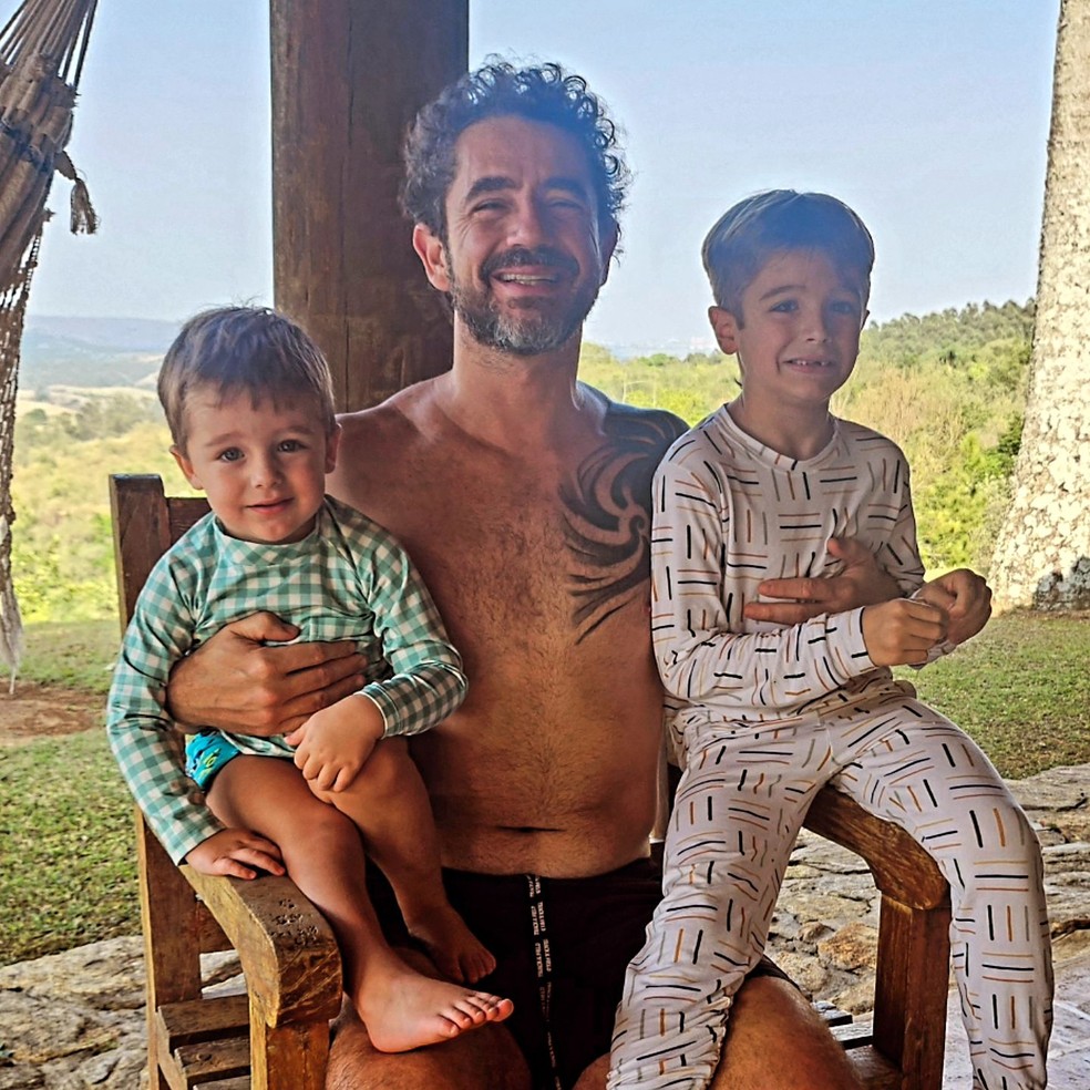 Sem Rafa Brites, Felipe Andreoli mostra zorra com os filhos — Foto: reprodução/instagram
