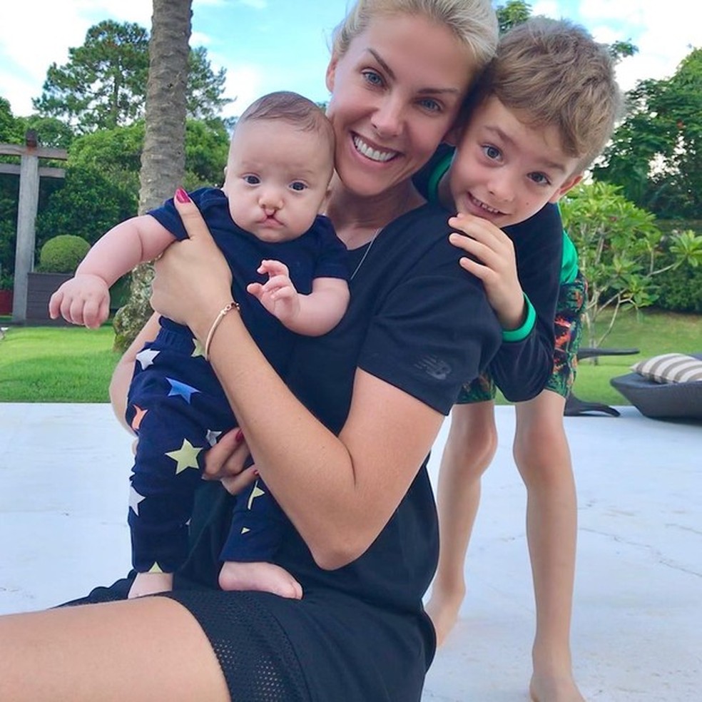 Ana Hickmann com o filho e sobrinho (Foto: Reprodução/Instagram) — Foto: Vogue