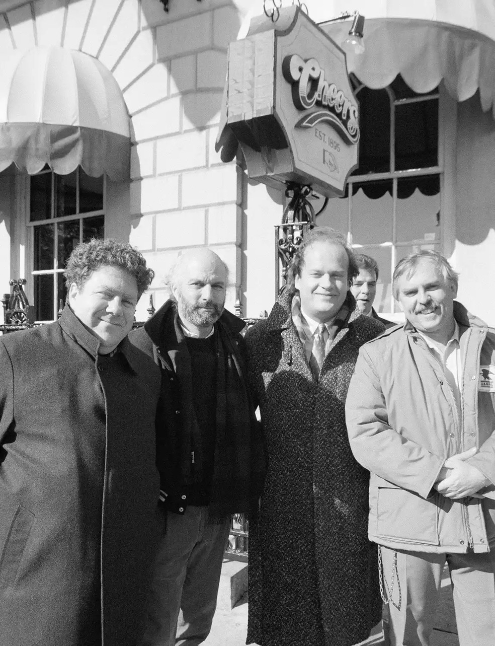 Da esquerda para a direita: George Wendt, James Burrows, Kelsey Grammer e John Ratzenberger no set de filmagem de 'Cheers' — Foto: GettyImages