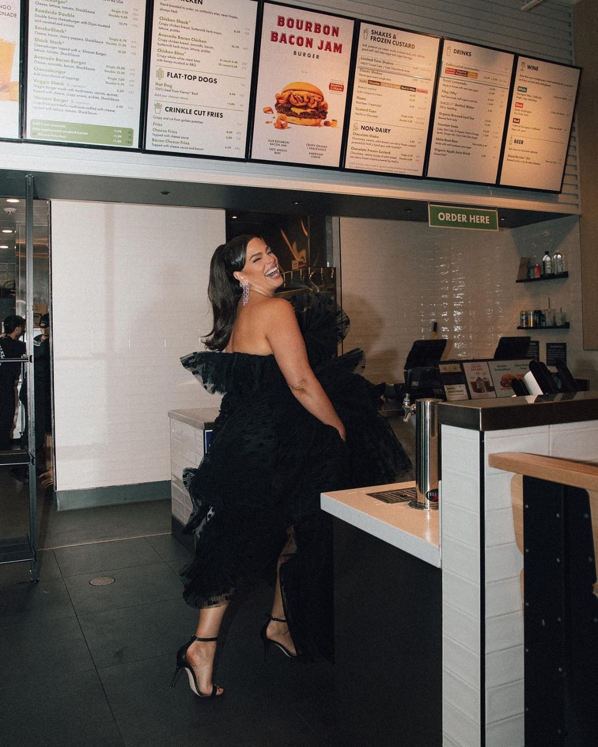 Ashley Graham faz ensaio encantador em loja de fast food