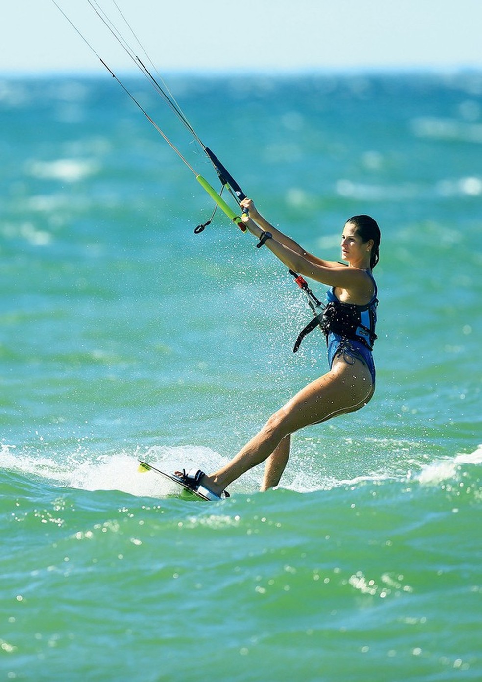 A stylist Alexandra Benenti praticando kitesurf (Foto: Eliseu Souza ) — Foto: Vogue