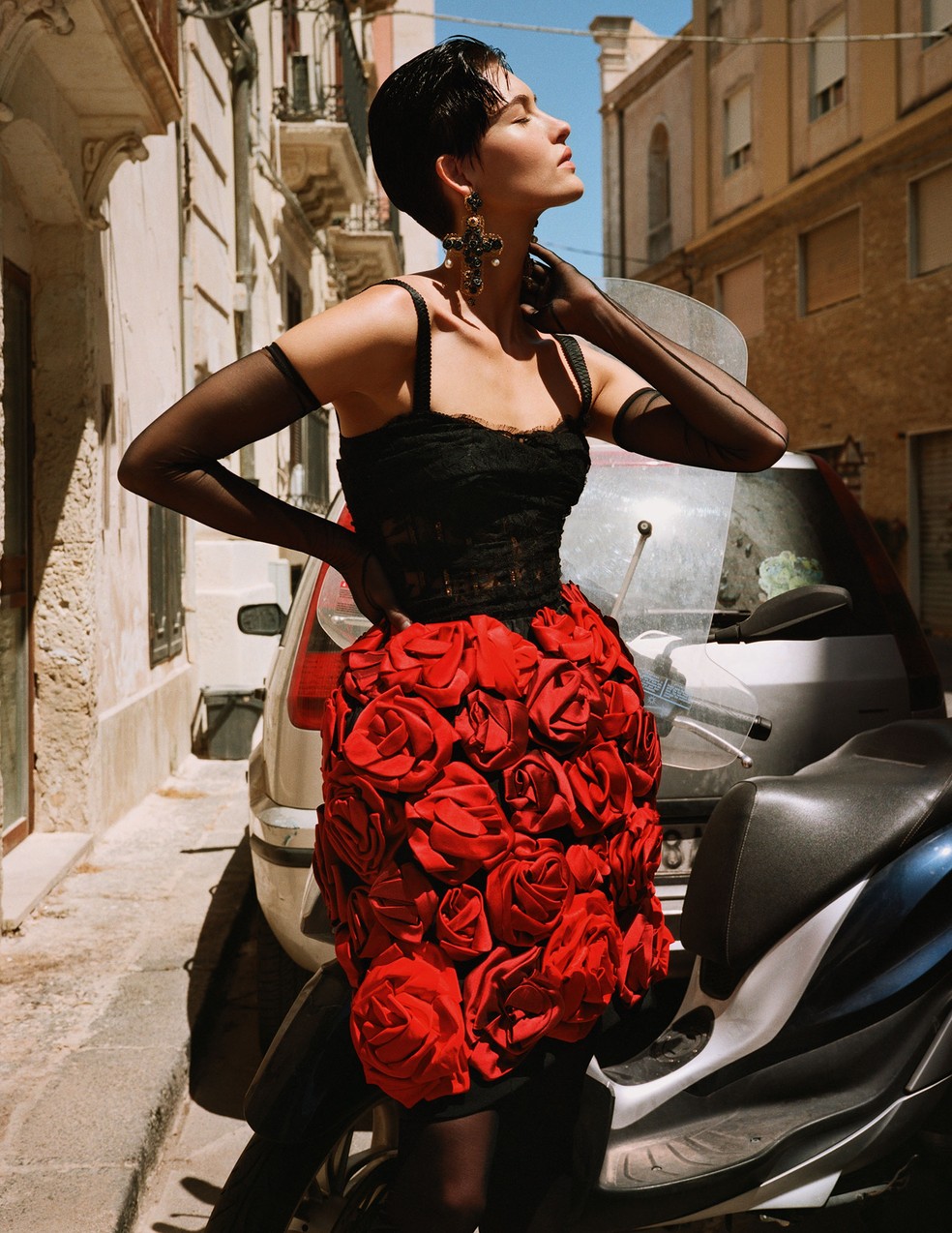 Corset de tule e renda, saia bordada, meia-calça e luvas. Todos os looks são da Alta Moda da Dolce & Gabbana — Foto: Angelo Pennetta
