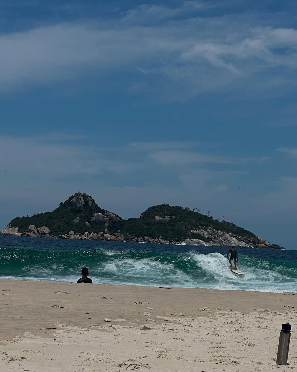 Leticia Spiller aproveita domingo de praia com a filha — Foto: Reprodução/Instagram