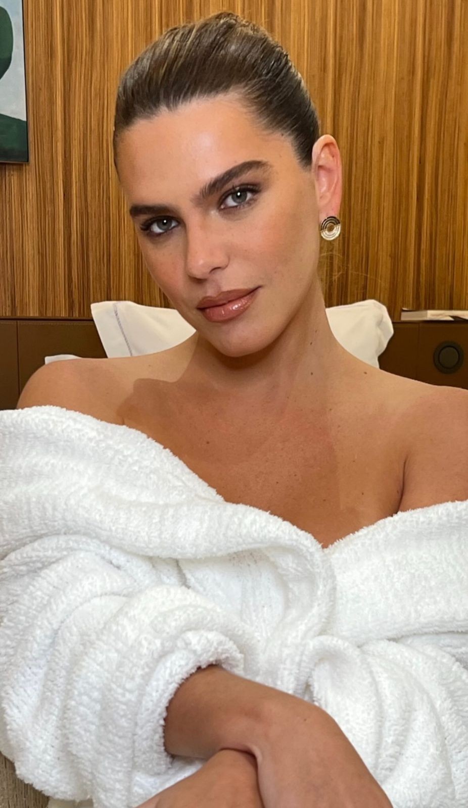 Mariana Goldfarb esbanja beleza ao posar de roupão