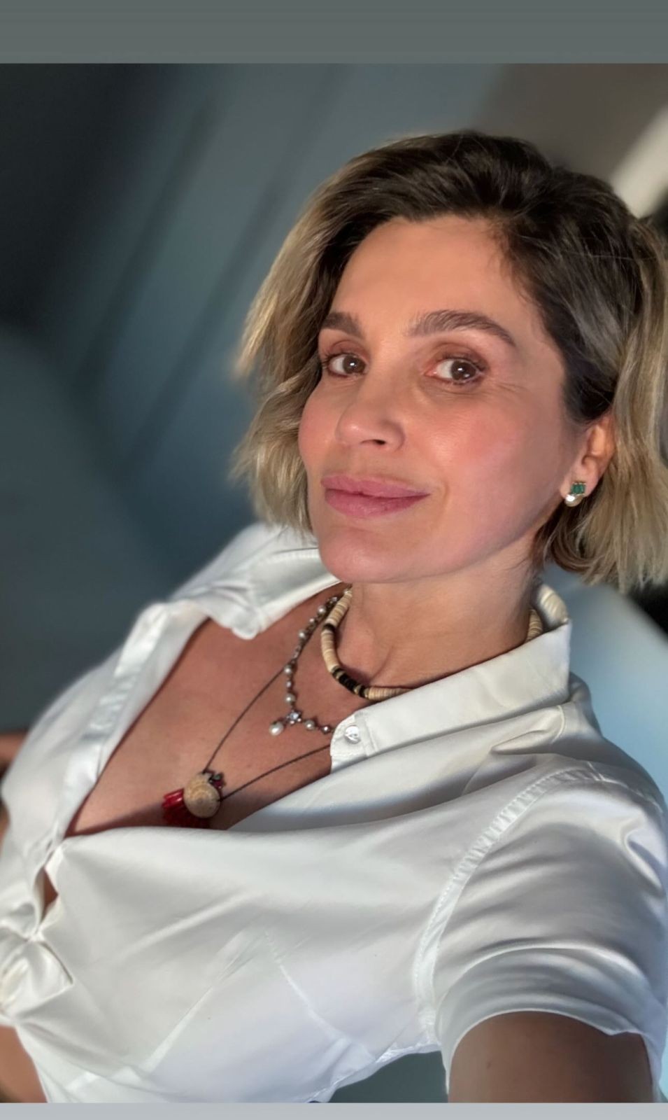 Flávia Alessandra esbanja beleza natural sem maquiagem