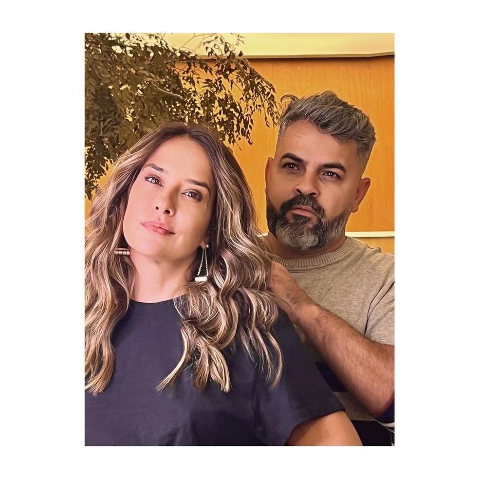 Paloma Duarte posa poderosa no salão para mostrar novo visual — Foto: reprodução/instagram