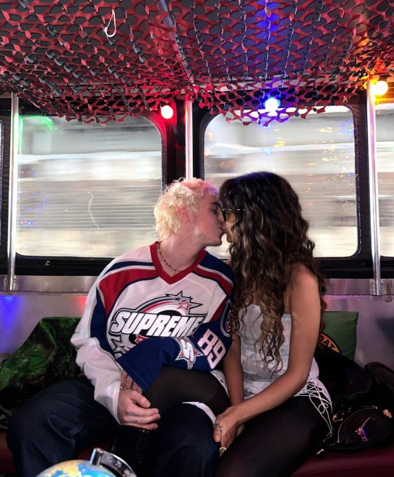 Juliano Floss e Marina Sena assumem romance