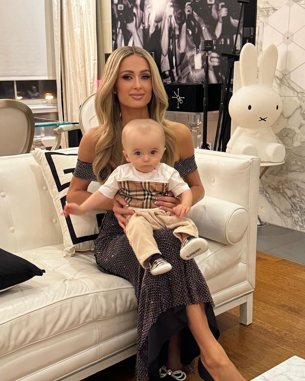 Paris Hilton Encanta Seguidores Ao Posar Com O Filho Meu Anjo Precioso 