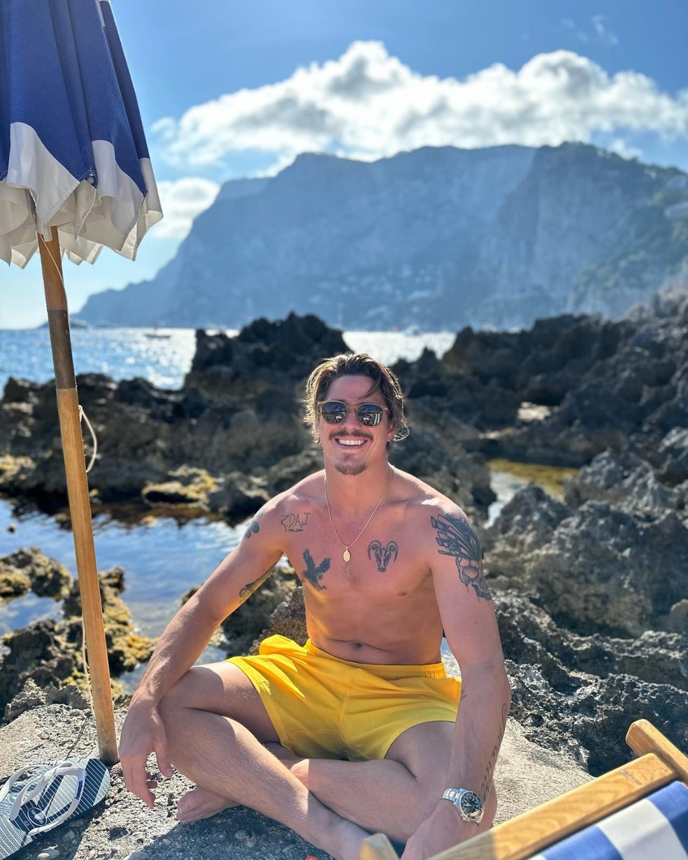 Romulo Arantes exibe registros de Capri — Foto: Reprodução/Instagram